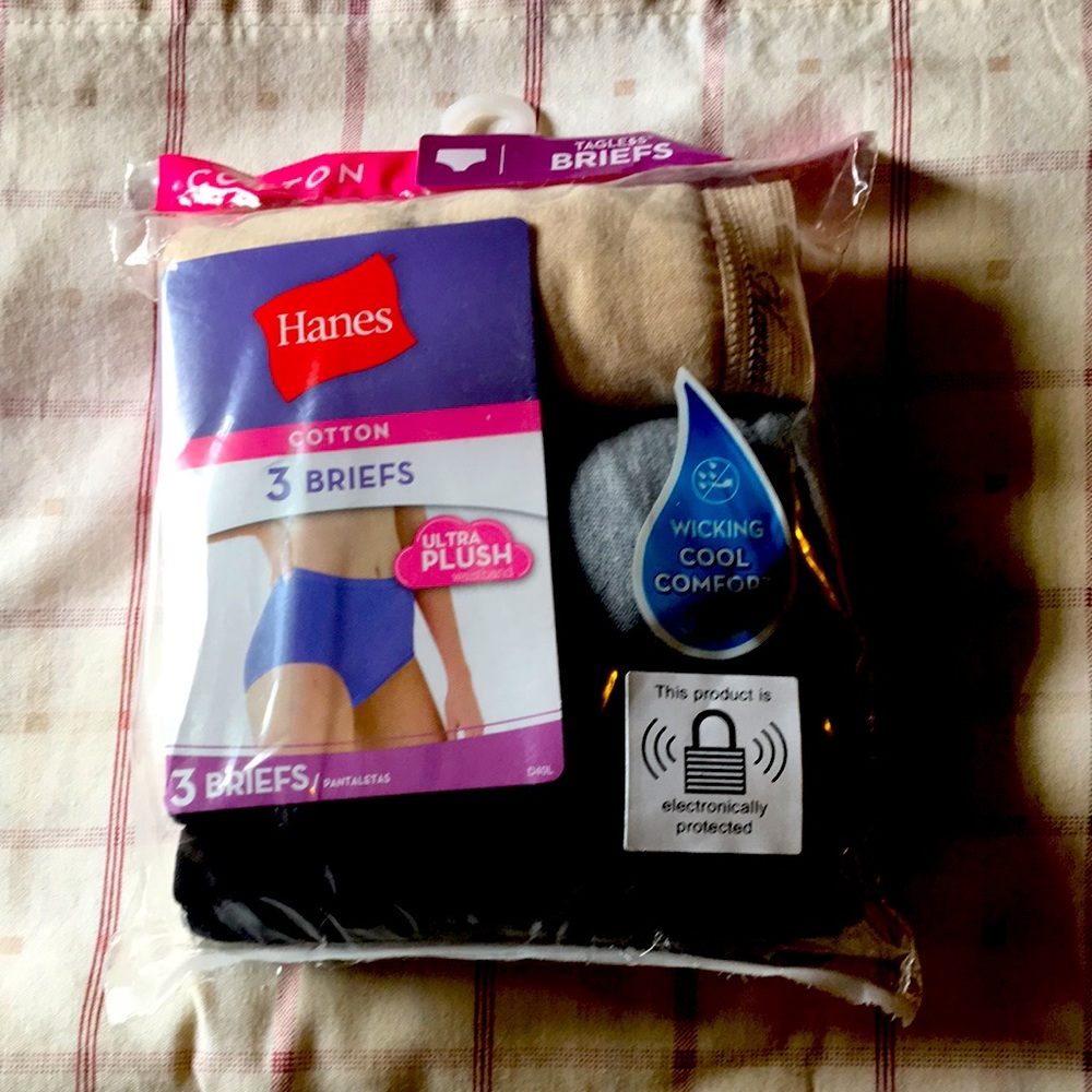 New Hanes 3 briefs cotton/tagless. Size 3XL(10).